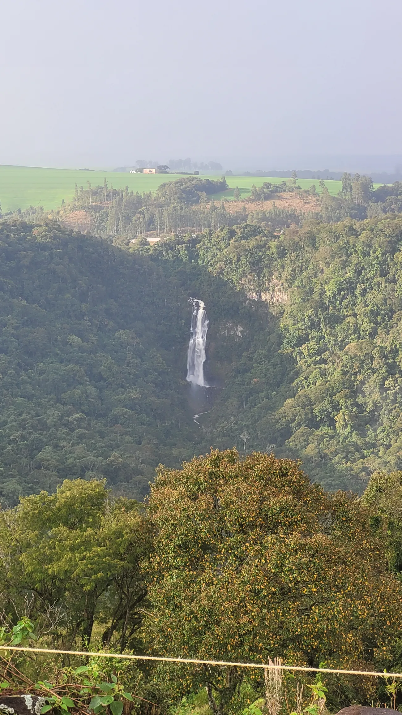 A cachoeira de frente pra janela